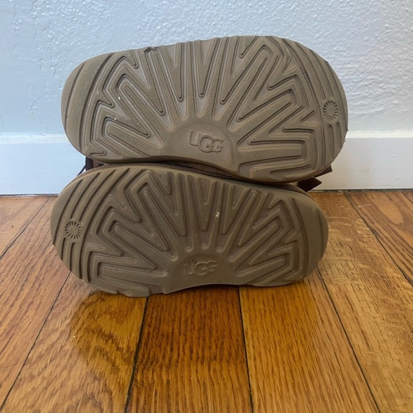 UGG Toddler Bailey Bow Kids Chestnut Shearling Boots - Picture 8 of 9